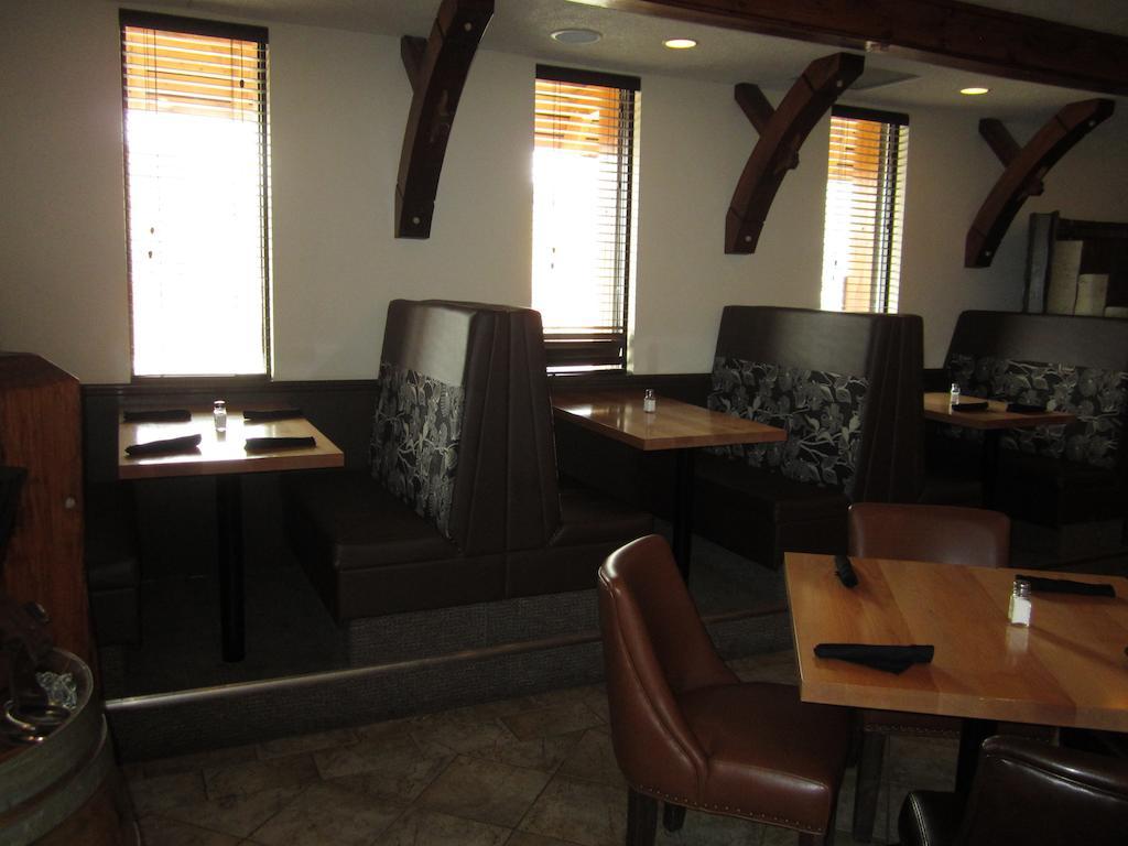 The Pine Inn Chetwynd Eksteriør billede