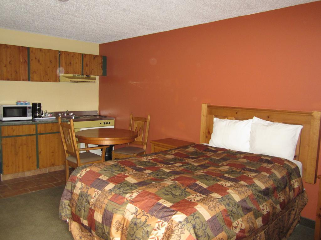 The Pine Inn Chetwynd Værelse billede